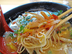 料理:白豚骨ラーメン麺アップ@拉麺空海・雑餉隈駅前店