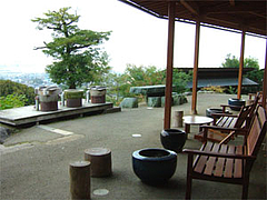 みのう山荘の外の休憩処