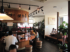 店内:カウンターと小上がり@蔵出し味噌・麺場・彰膳・東福岡店