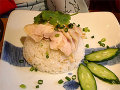 蒸し鶏のせガーリックご飯(スープ付)720円@タイ屋台料理&ヌードル オシャ(osha)