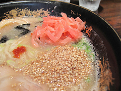 ランチ:黒のコクとんこつラーメンゴマ@一心不乱・大名本店・天神西通り