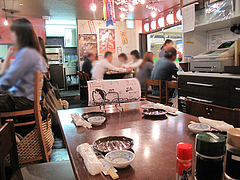 3店内:テーブル席@博多漁家磯貝・しらすくじら・天神店