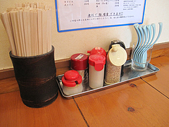 4店内:卓上調味料@博多ラーメン・げんこつ