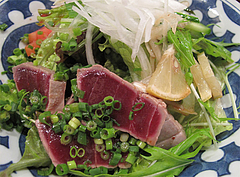 料理:天然本マグロのたたきサラダ@大衆居酒屋・気晴れ屋