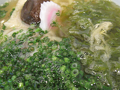 料理:じょうもんさん(芽かぶ・博多小ねぎ・なると・榎茸・椎茸・南関あげ)550円@虹の家(ななのや)