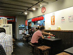 店内:小カウンターとテーブル席@拉麺帝国本店・サンセルコ地下