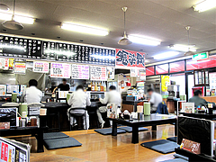 店内:カウンターと小上がり@らーめんず倶楽部げんき