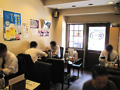 店内:カウンターとテーブル@博多伽哩家かかろっと