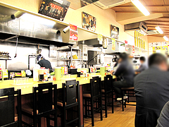 店内:カウンターとテーブル@長浜ナンバーワン天神店