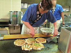 6店内:お好み焼き作り中1@お好み焼ふきや・福ビル地下
