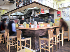 店内:カウンターとテーブル席@ラーメン・長浜ナンバーワン祇園店