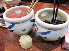 7店内:卓上の辛子高菜と紅しょうが@長浜将軍・本店
