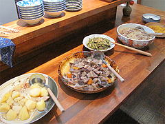 4店内:カウンター席の大皿料理@和食・四季菜・益々・小郡