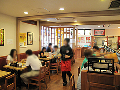 店内:カウンターとテーブル席@大阪王将・福岡春日店