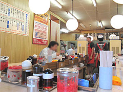 店内:コの字カウンター@博多ラーメンはかたや堅粕店