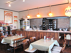 店内:テーブル・カウンター@カレー・珈琲の店・インダス