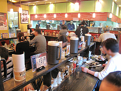 店内:オールカウンター@久留米大砲ラーメン・天神今泉店