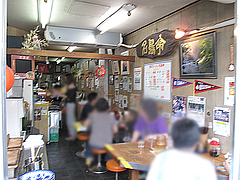 店内:カウンターとテーブル席@長浜ラーメン・名島亭