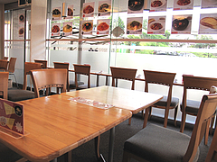 店内:カウンターとテーブル@生パスタの店アンチョビ・平尾