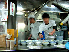 元祖長浜屋のオープンキッチン。