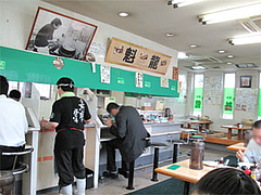 店内:カウンターとテーブル席@魁龍博多本店