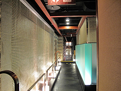 店内:通路@雑魚屋・天神福岡店