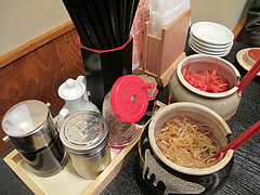 6店内:卓上@元祖久留米豚骨ラーメン・福ヤ・薬院大通り店