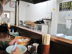 4店内:カウンター席左@S福一ラーメン・道善・那珂川