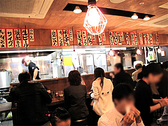 店内:カウンターとテーブル席@元祖博多だるま・博多デイトス店