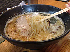 とんこつラーメンの麺@麺劇場-玄瑛