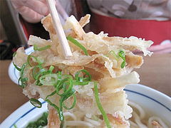 ごぼう天食べる@かろのうろん