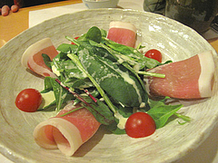 9料理:自家製生ハムとほうれん草のサラダ@居酒屋なごみ・八女の鮎と燻製料理の店・美野島