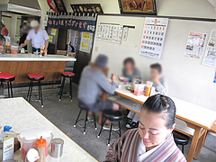 4店内:テーブル@一九ラーメン・老司店
