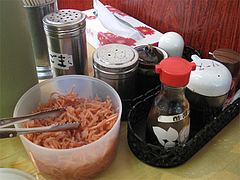 8店内:卓上@本場久留米・うちだラーメン・那珂川