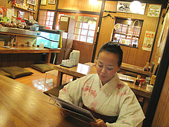 3店内:掘り炬燵テーブルとカウンター@居酒屋・井戸端・博多川端商店街