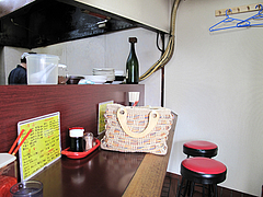 店内:カウンター@長浜ラーメン花園亭・井尻