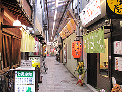 外観:烏町食道街@はるやうどん・小倉