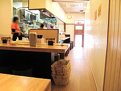 店内:テーブル席とカウンター@もちもち麺工房松・住吉