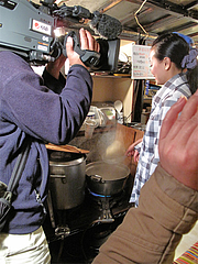 麺上げ湯切り体験本番・博多のあん@屋台・新妻・天神・福岡