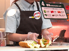 店内:サンドイッチ作る@SUBWAY(サブウェイ)天神昭和通り店・福岡