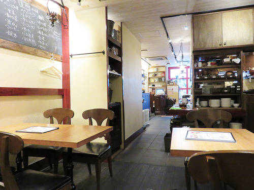 4店内テーブル