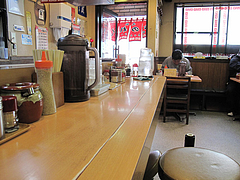 店内:カウンター@元祖赤のれん節ちゃんラーメン天神本店