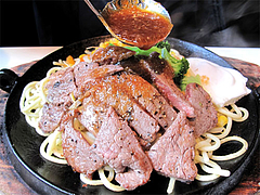 料理:スタミナ焼トーナメントにソースかける@エルボン・博多区古門戸町