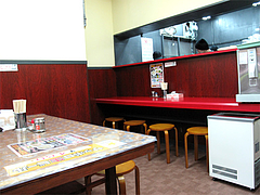 店内:カウンターとテーブル席@ラーメンかめぞう住吉店