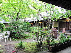 外観:中庭の喫煙コーナーから@鍵屋・亀の井別荘・湯布院