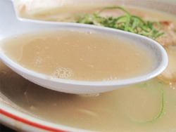 6ラーメン豚骨スープ@ラーメン一鉄