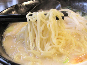 15豚骨ラーメン麺@溢香園(いこうえん)