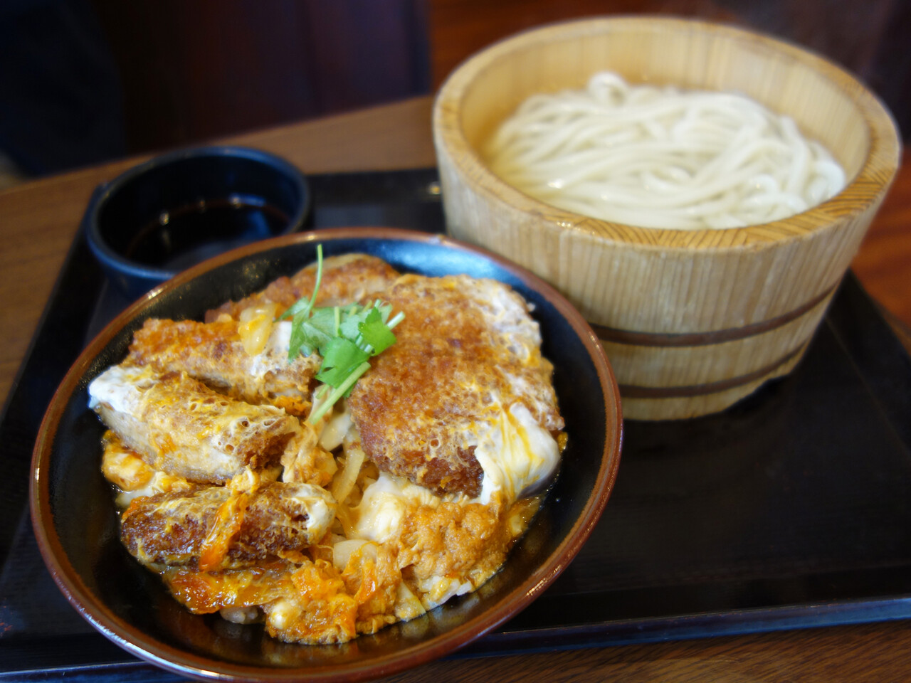 博多おんな節 福岡 店舗限定のダブルかつ丼 釜揚げうどん 丸亀製麺 西月隈店