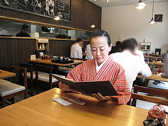3店内:テーブル席@日の出食堂・博多駅前