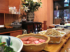 店内:カウンターの大皿料理@博多なゝ草(はかたななくさ)・西中洲
